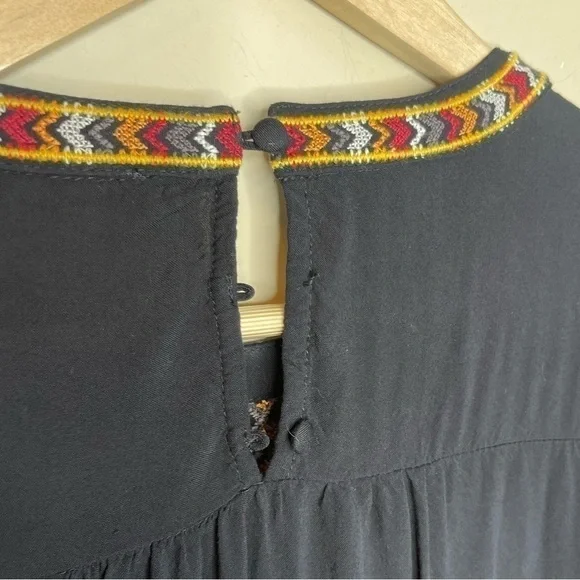 𝅺ANDRE'E by unit black long sleeve floral embroidered blouse - Picture 2 of 8